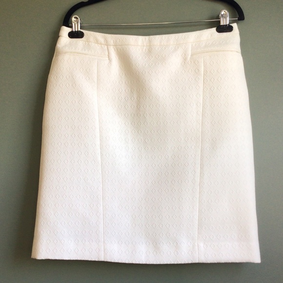 Melanie Lyne Dresses & Skirts - NWOT Lined cream coloured skirt, sz 10, 20”long & wide at bottom, flat waist 16”